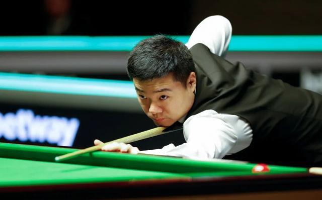 是球迷翘首 是球迷翘首